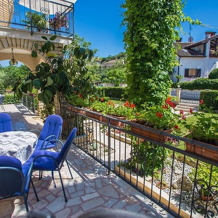 Garden View Apartment In Porec For 2 - 4 Persons Exterior foto