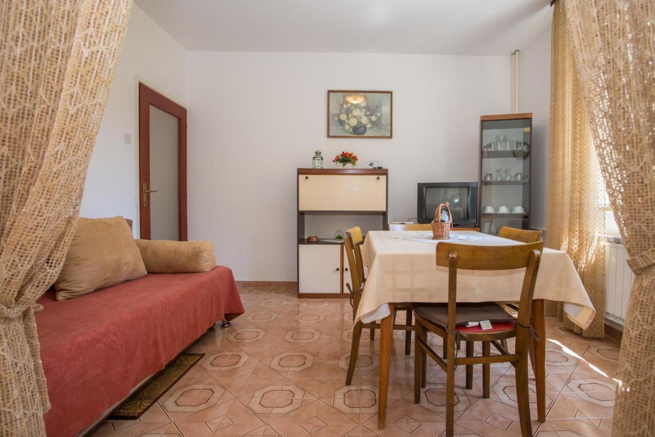 Garden View Apartment In Porec For 2 - 4 Persons Exterior foto
